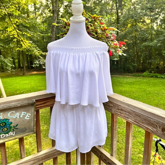 🥰 Show Me Your MuMu White Flutter Romper, Size Small, wear on off shoulder - Picture 1 of 9